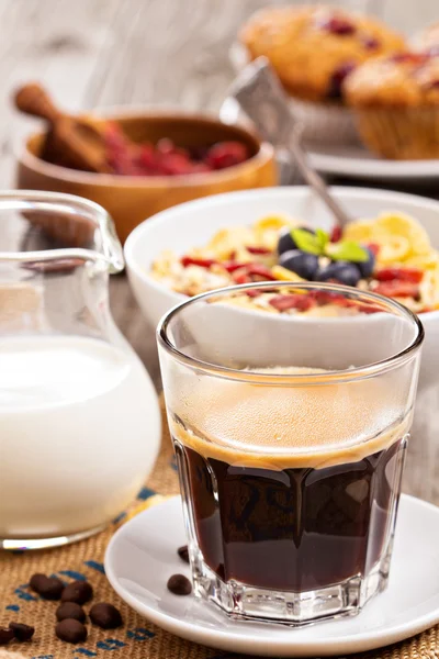 Kaffe till frukost med granola — Stockfoto