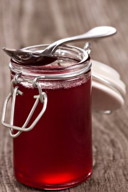 Frenk üzümü jöle bir kavanoz içinde