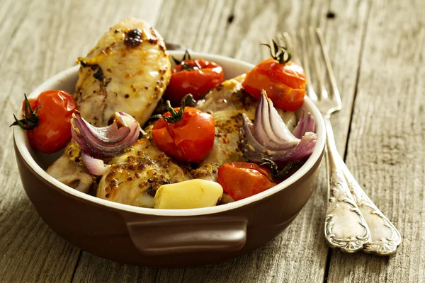 Roasted chicken with tomatoes and garlic — Stock Photo, Image