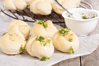 akşam yemeği parmesan ve sarımsak ile rulo