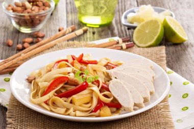 tavuk ve sebze ile Udon erişte