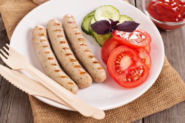 bir tabak ızgara domuz sosisi