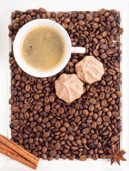 Kaffe bakgrund med maränger — Stockfoto