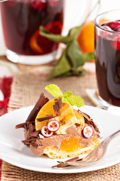 Paris-Brest cake with chocolate and tangerines — Stock Photo, Image