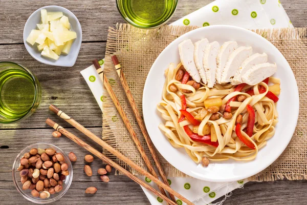 Fideos Udon con verduras y pollo — Foto de Stock