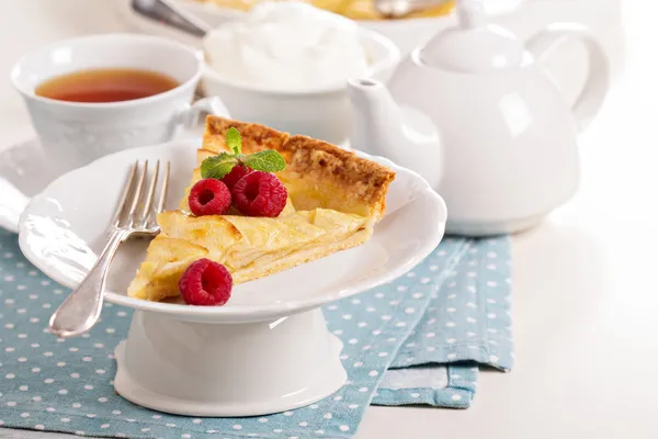 Crostata di mele con salsa di mele — Foto Stock