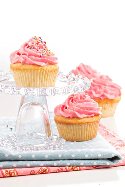 Cupcakes com cobertura e polvilhas — Fotografia de Stock