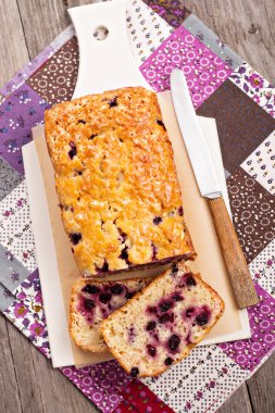 Siyah frenk üzümü somun kek