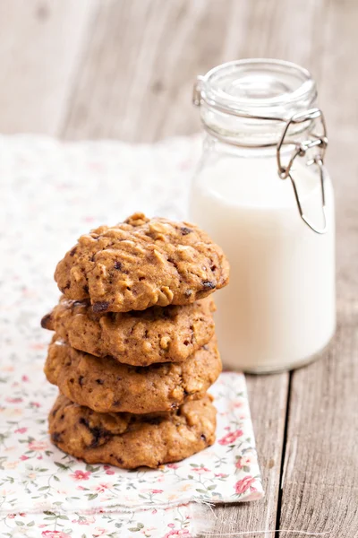 Havrekaker med melk – stockfoto