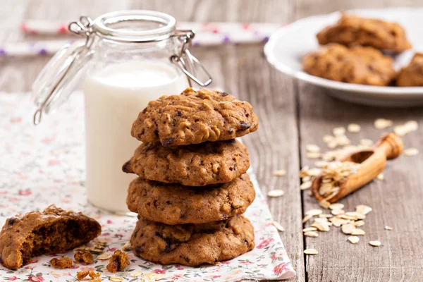 Oat cookies with milk — Stock Photo, Image