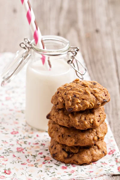 Havrekaker med melk – stockfoto