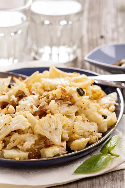 Coliflor al horno con alcaparras y pasas — Foto de Stock