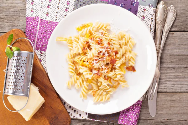 Pasta with bacon, bell pepper and cream — Stock Photo, Image