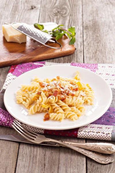 Pasta with bacon, bell pepper and cream — Stock Photo, Image