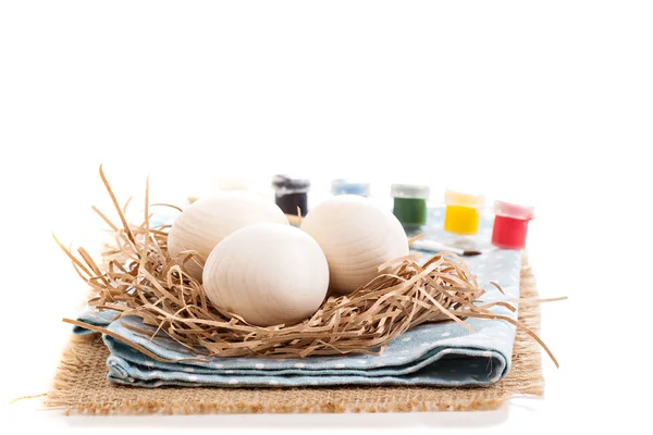 Ξύλινα αυγά που είναι έτοιμοι να χρωματιστούν απομονωθεί σε λευκό — Φωτογραφία Αρχείου