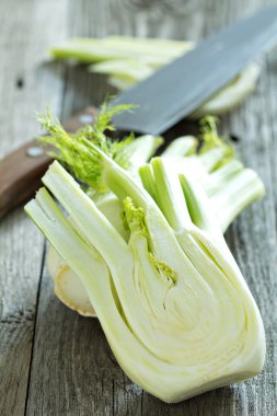 rezene ahşap bir masaya kesilmiş