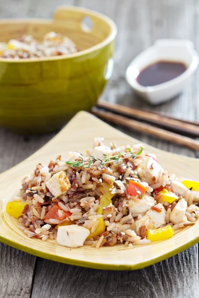 Tofu ve yabani pirinç ile tavada — Stok fotoğraf