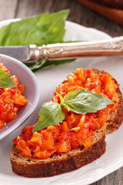 sebze ekmek ile tepesi