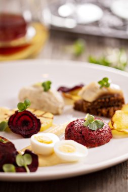 gurme pancar ve ringa balığı salatası