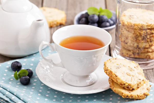 Biscotti di noci e tè — Foto Stock