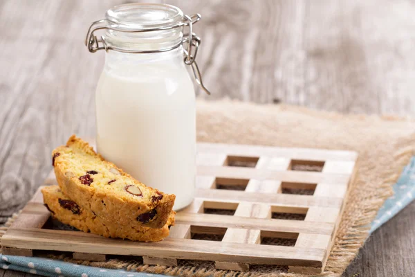 Cornmeal biscotti with milk — Stock Photo, Image