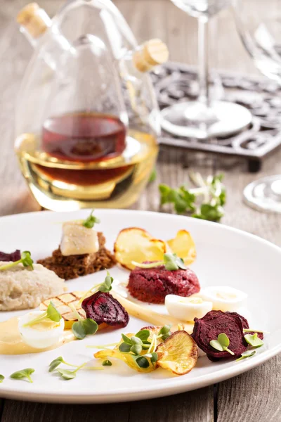 Ensalada gourmet con remolacha y arenque — Foto de Stock