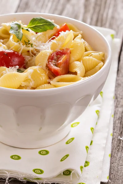 Pasta with cheese and cherry tomatoes — Stock Photo, Image
