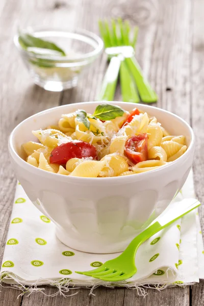 Pasta med ost och körsbärstomater — Stockfoto