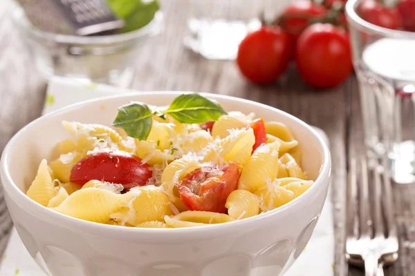 Massa com queijo e tomate cereja — Fotografia de Stock