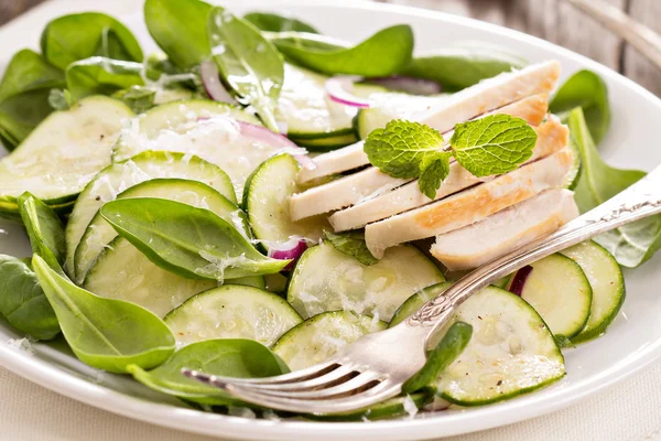 Ispanak, kabak ve tavuk salata — Stok fotoğraf