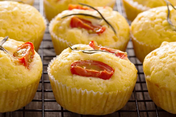 Hartige muffins met maïsmeel — Stockfoto