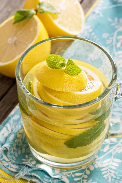 Čaj s mátou a celý citronem v transparentní cup — Stock fotografie