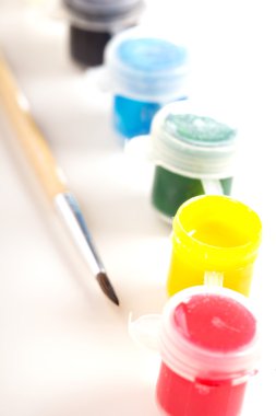 küçük plastik kavanoz içinde farklı boya