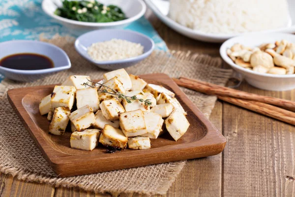 Печёный тофу со специями — стоковое фото