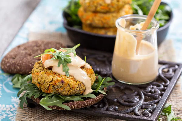 Veganské hamburgery, sladké brambory a cizrnou — Stock fotografie