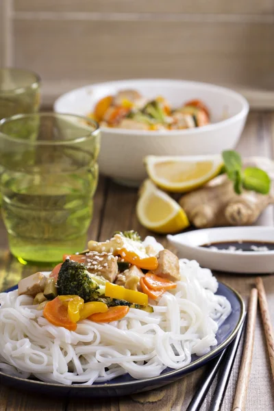 Tofu mit Gemüse anbraten — Stockfoto