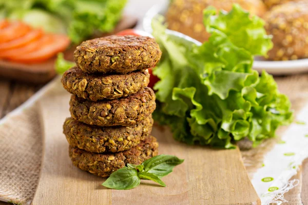 レンズ豆と pistashios 完全菜食主義のハンバーガー — ストック写真