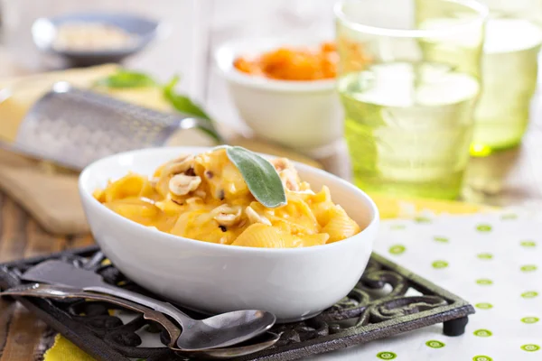 Macaroni en kaas met pompoen — Stockfoto