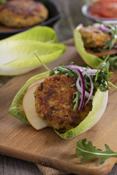 Veganska hamburgare med quinoa och grönsaker — Stockfoto