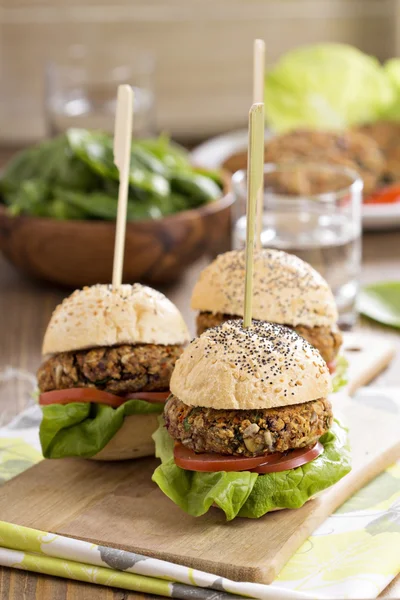 Veganska hamburgare med bönor och grönsaker — Stockfoto