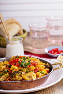 vegan körili soya peyniri ve sebze ile
