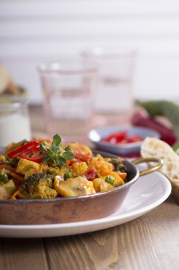 vegan körili soya peyniri ve sebze ile