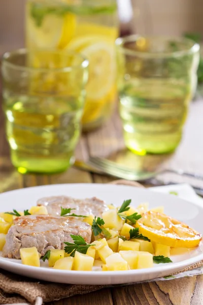 Medalhões de porco com legumes — Fotografia de Stock