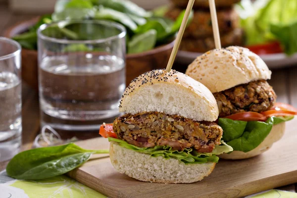 Hambúrgueres vegan com feijão e legumes — Fotografia de Stock