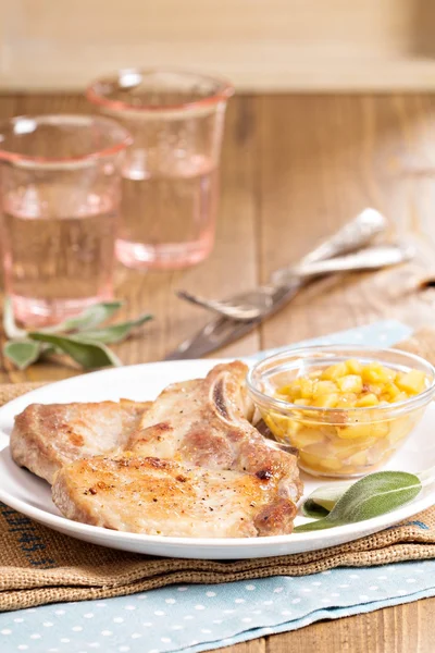 Chuletas de cerdo en un hueso con chutney de manzana — Foto de Stock