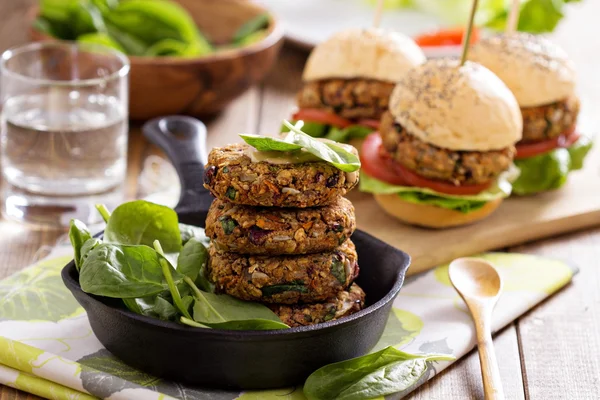 Veganska hamburgare med bönor och grönsaker Stockfoto