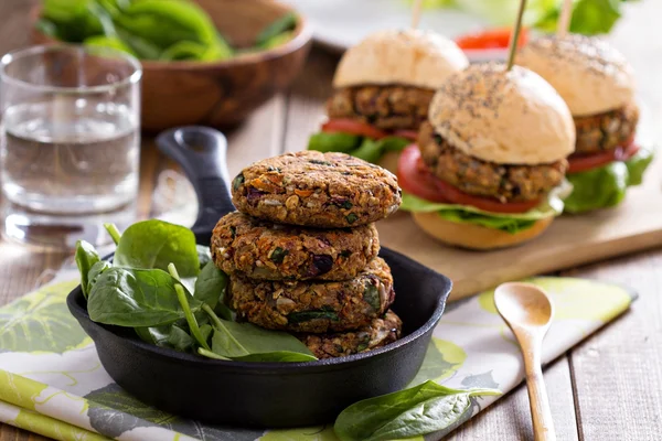 Veganska hamburgare med bönor och grönsaker Stockfoto