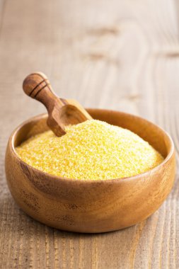 ahşap kase çiğ polenta