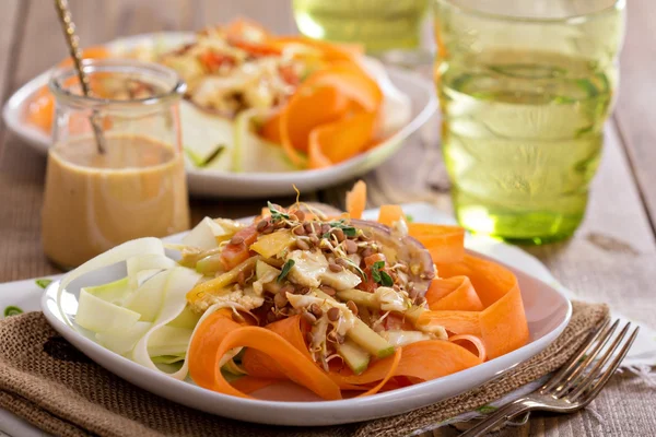 Rå pad thai sallad — Stockfoto