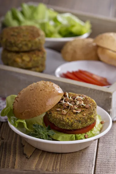 Hambúrgueres vegan com grão de bico e legumes — Fotografia de Stock